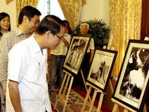 Triển lãm ảnh “Việt Nam - Bài ca chiến thắng”